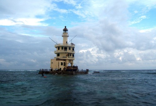 Đèn biển Tiên Nữ được xây dựng năm 2000, cao 22,1m.